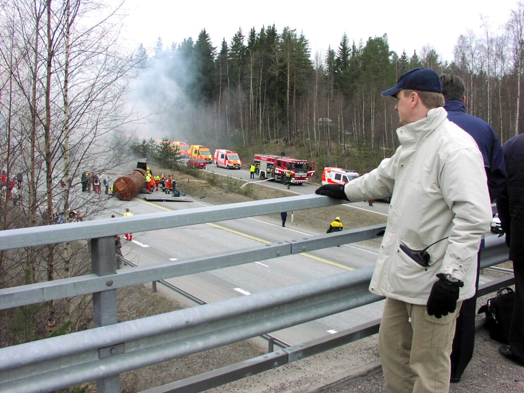 Erillisverkkojen 007 seuraamassa Lahden vuoden 2002 suuronnettomuusharjoitusta ja Virve-viestiliikennettä.